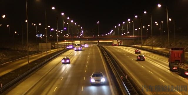 高速路上开远光灯对前面车子有影响吗？