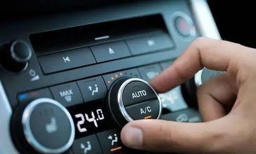 在汽车的空调系统中，打开热风再按下AC键，会出现什么情况？
