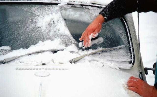 在冰雪路面上，怎么驾驶才最安全？